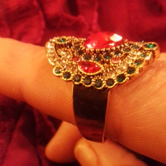 Beautiful Rhinestone Cocktail Ring - Picture 3 of 3